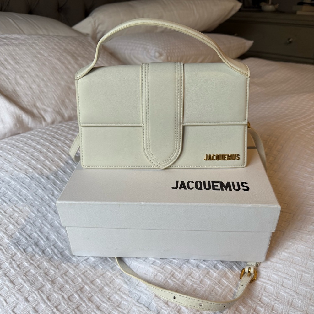 Jacquemus Ivory Leather Bag 

Approx. 5.5"H x 9.1"W x 2.8"D